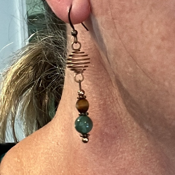 20214 Dragon blood jade/amber swirl copper earrings - Picture 4 of 5